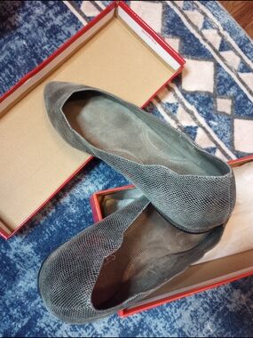 AEROSOLES Metallic Silver Leather Textured Flats
